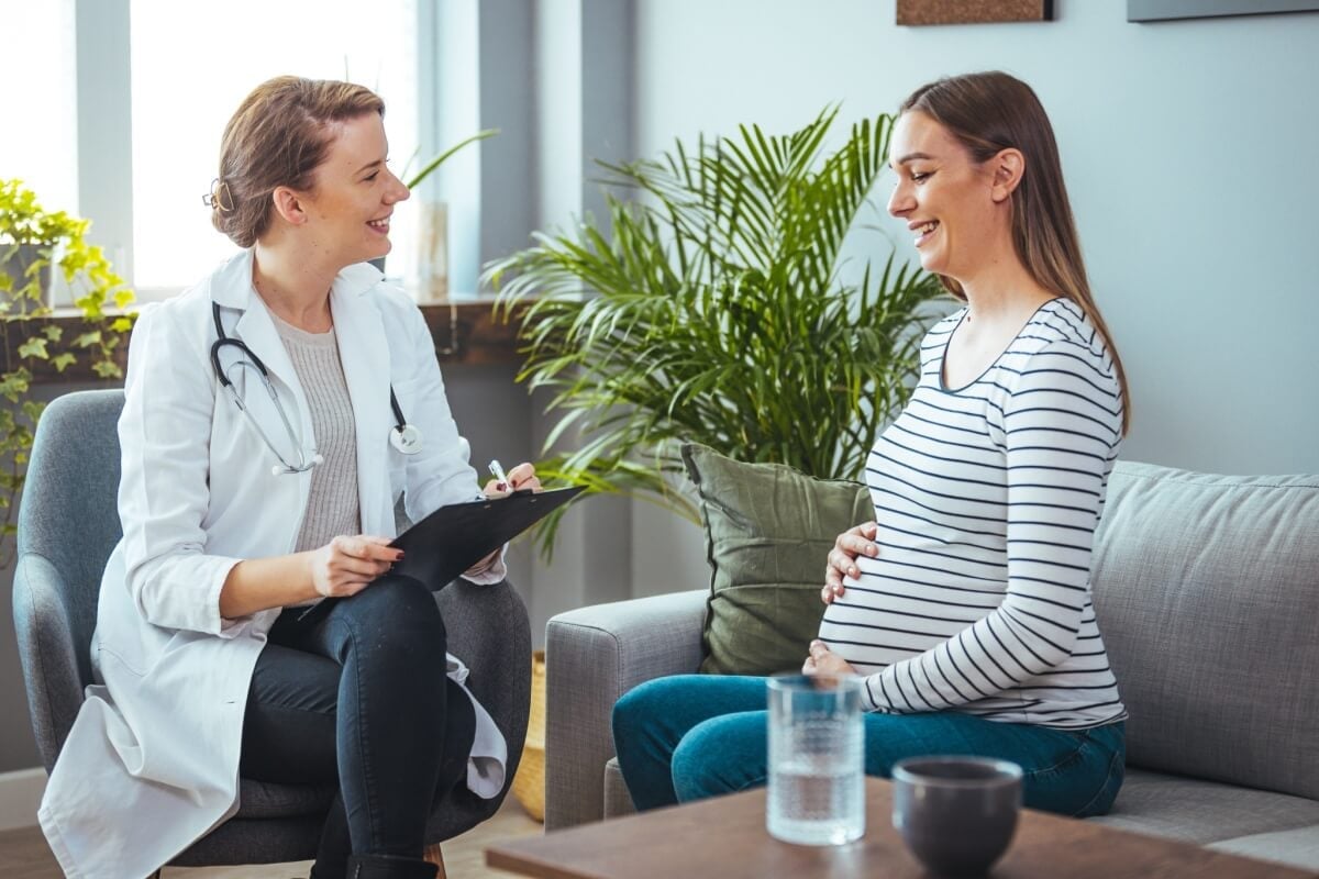 Varizes, inchaço e cansaço nas pernas afetam a qualidade de vida durante a gestação (Imagem: Dragana Gordic | Shutterstock)