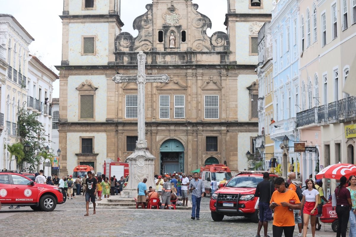 Movimentação em frente à igreja no dia do desabamento