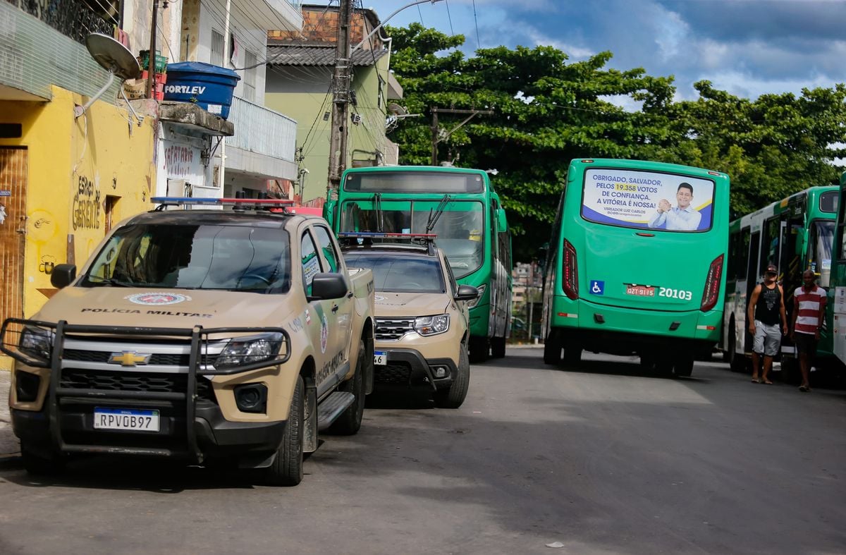 Movimento de ônibus em meio ao policiamento