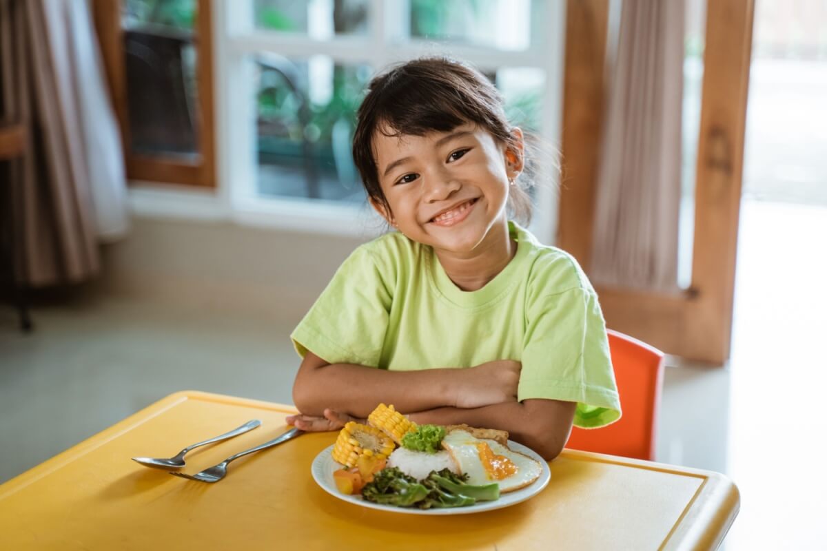 A alimentação equilibrada é essencial para o crescimento saudável (Imagem: Oakland Images | Shutterstock) 