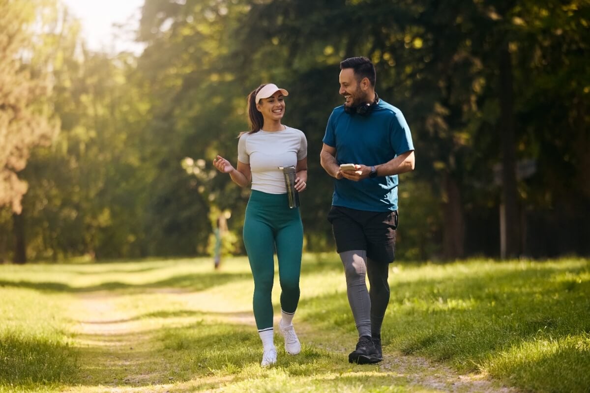 A caminhada é um exercício democrático que traz uma série de benefícios à saúde (Imagem: Drazen Zigic | Shutterstock)