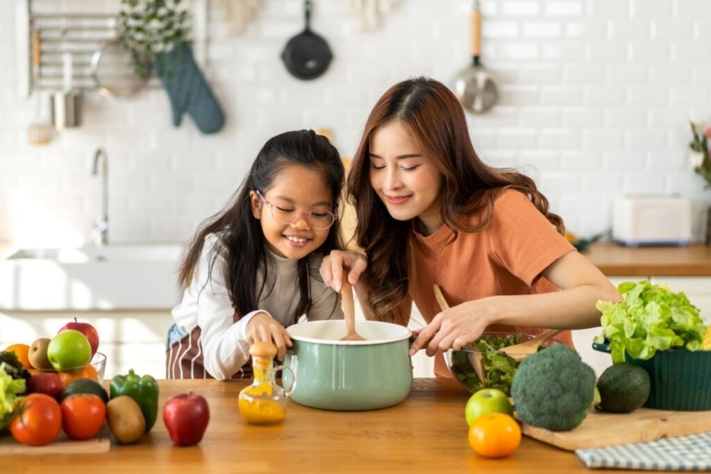 Envolver as crianças na escolha dos ingredientes e no preparo desperta a curiosidade e o interesse delas (Imagem: Art_Photo | Shutterstock)