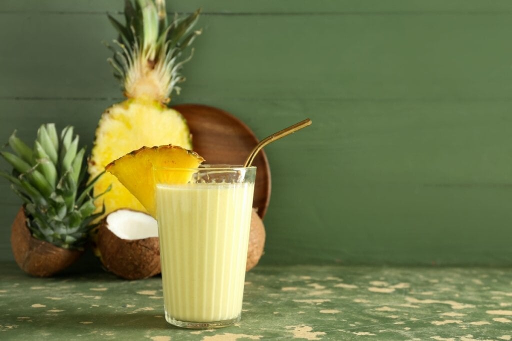 Vitamina de abacaxi com coco (Imagem: Pixel-Shot | Shutterstock) 