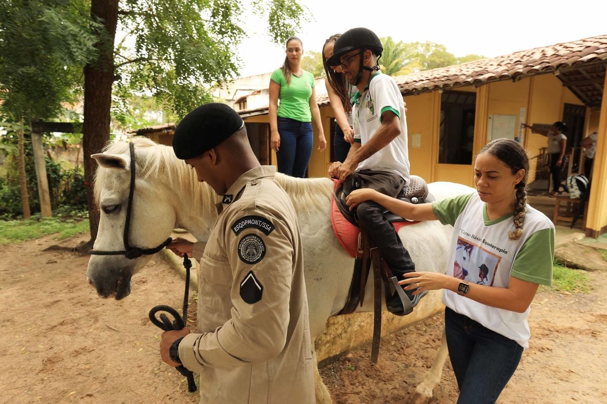 Esquadrão de Polícia Montada da PMBA atua na inclusão de pessoas com necessidades especiais através da equoterapia, no Parque de Exposições em Salvador.