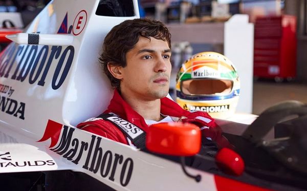 Gabriel Leone como Ayrton Senna na série sobre o piloto da Netflix