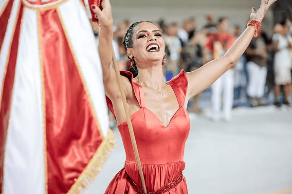 Marcella Alves é porta bandeira nota 10 do Salgueiro