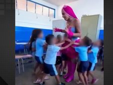 Imagem - Professora trans é alvo de críticas após se fantasiar de Barbie em escola