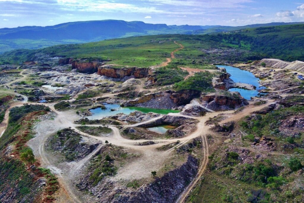 A Pedreira Lagoa Azul tem um ar rústico, meio natural, meio artificial (Imagem: Deco Freitas | Shutterstock)