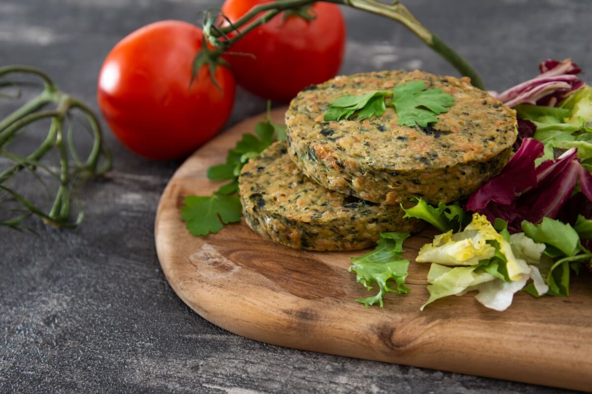 Hambúrguer de feijão-branco com ora-pro-nóbis (Imagem: ilolab | Shutterstock) 