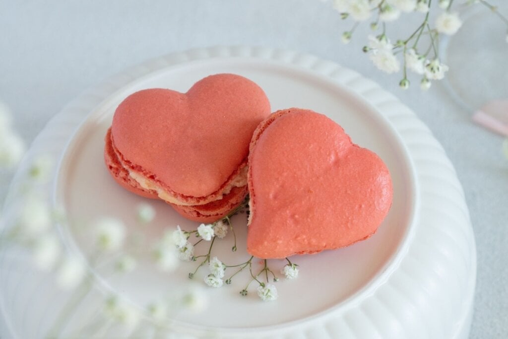 Macaron de morango (Imagem: Olga Shusters | Shutterstock)