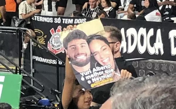 Torcedores levaram fotos de Bruna Marquezine e gritaram nome da atriz