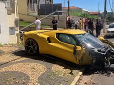 Imagem - Sem controle, Ferrari de R$ 3,2 milhões invade calçada e bate em casa; veja vídeo