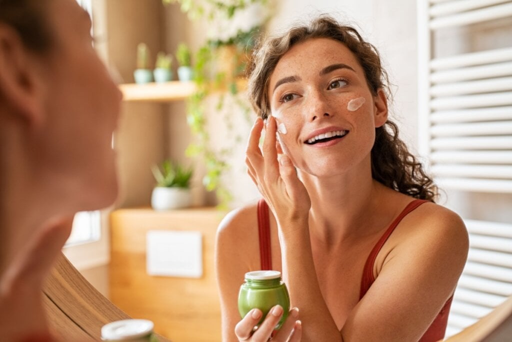 Ácido salicílico e niacinamida ajudam a prevenir acne na pele (Imagem: Ground Picture | Shutterstock)