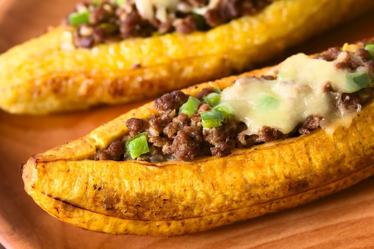 Banana-da-terra recheada com carne moída (Imagem: Ildi Papp | Shutterstock)