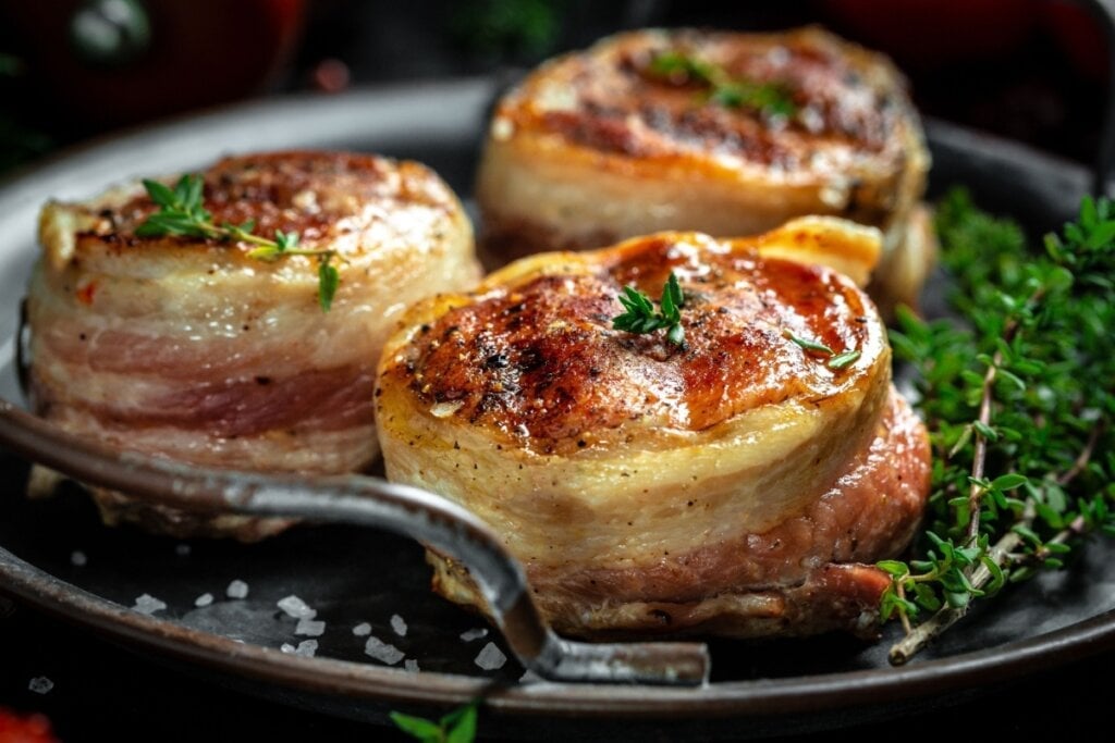 Medalhão de filé mignon com bacon (Imagem: sweet marshmallow | Shutterstock)