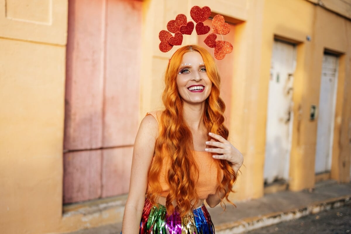 O abadá customizado traz mais estilo para o look de Carnaval (Imagem: Kleber Cordeiro | Shutterstock)