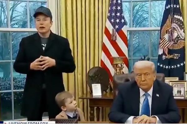 Elon Musk com o filho X ao lado de Trump