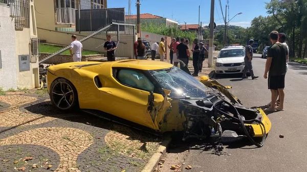 Frente do carro ficou destruída, ninguém