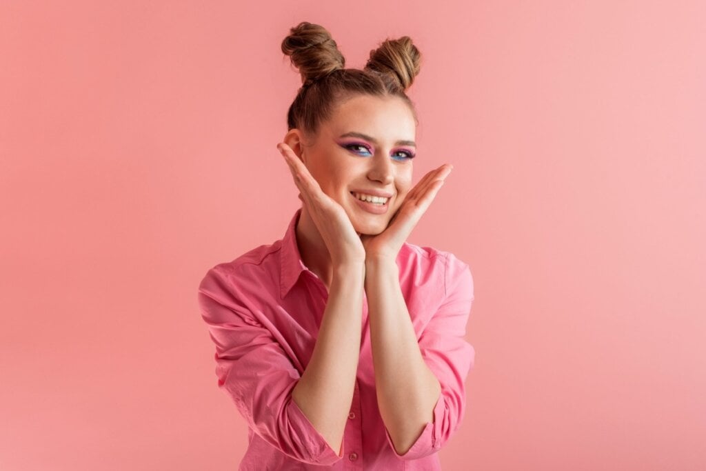 O coque &#8220;space buns&#8221; confere descontração ao visual (Imagem: Serhii Yevdokymov | Shutterstock) 