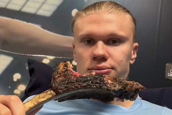 Erling Haaland comendo costela de cordeiro após vitória do Manchester City