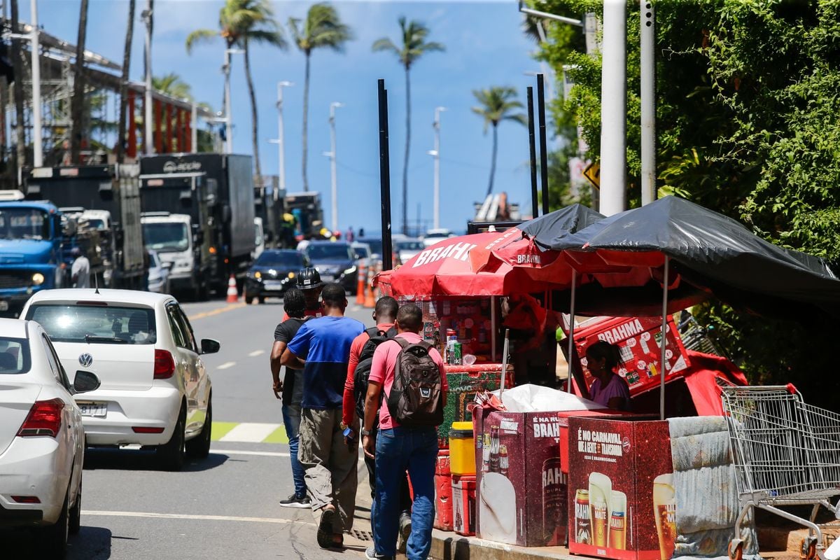 Ambulantes utilizam banheiro improvisado e se protegem como podem do sol