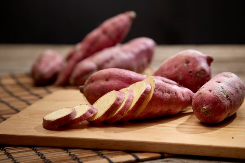 A batata-doce é uma alternativa mais saudável se comparada às batatas convencionais (Imagem: 1981 Rustic Studio kan | Shutterstock)