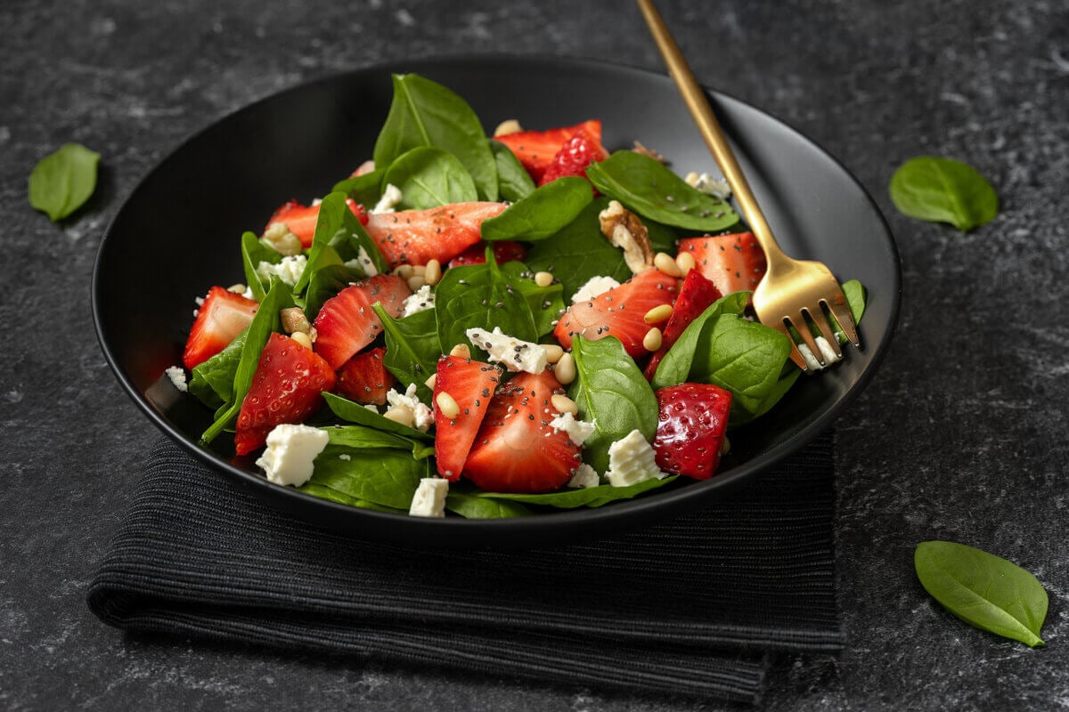 Salada de espinafre com morango e queijo feta (Imagem: Kattecat | Shutterstock)