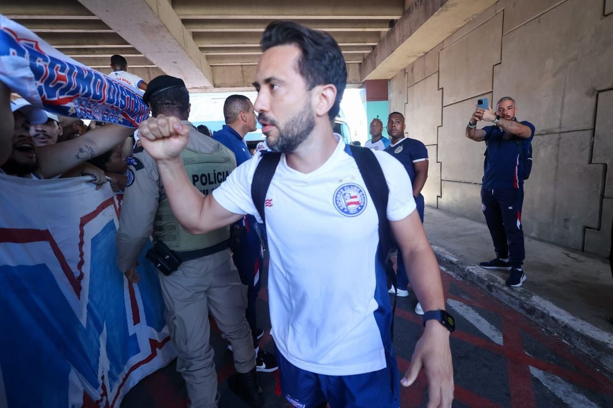 Everton Ribeiro chegando ao aeroporto de Salvador