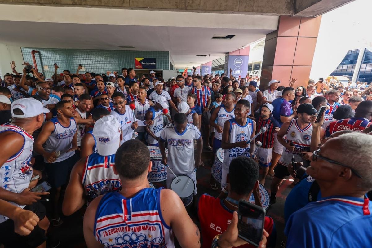 Torcida Bamor recepcionando o Bahia no aeroporto