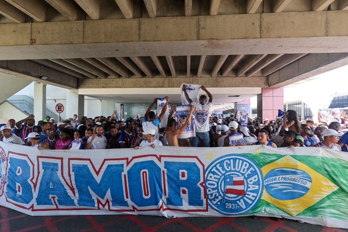 Torcida Bamor recepcionando o Bahia no aeroporto