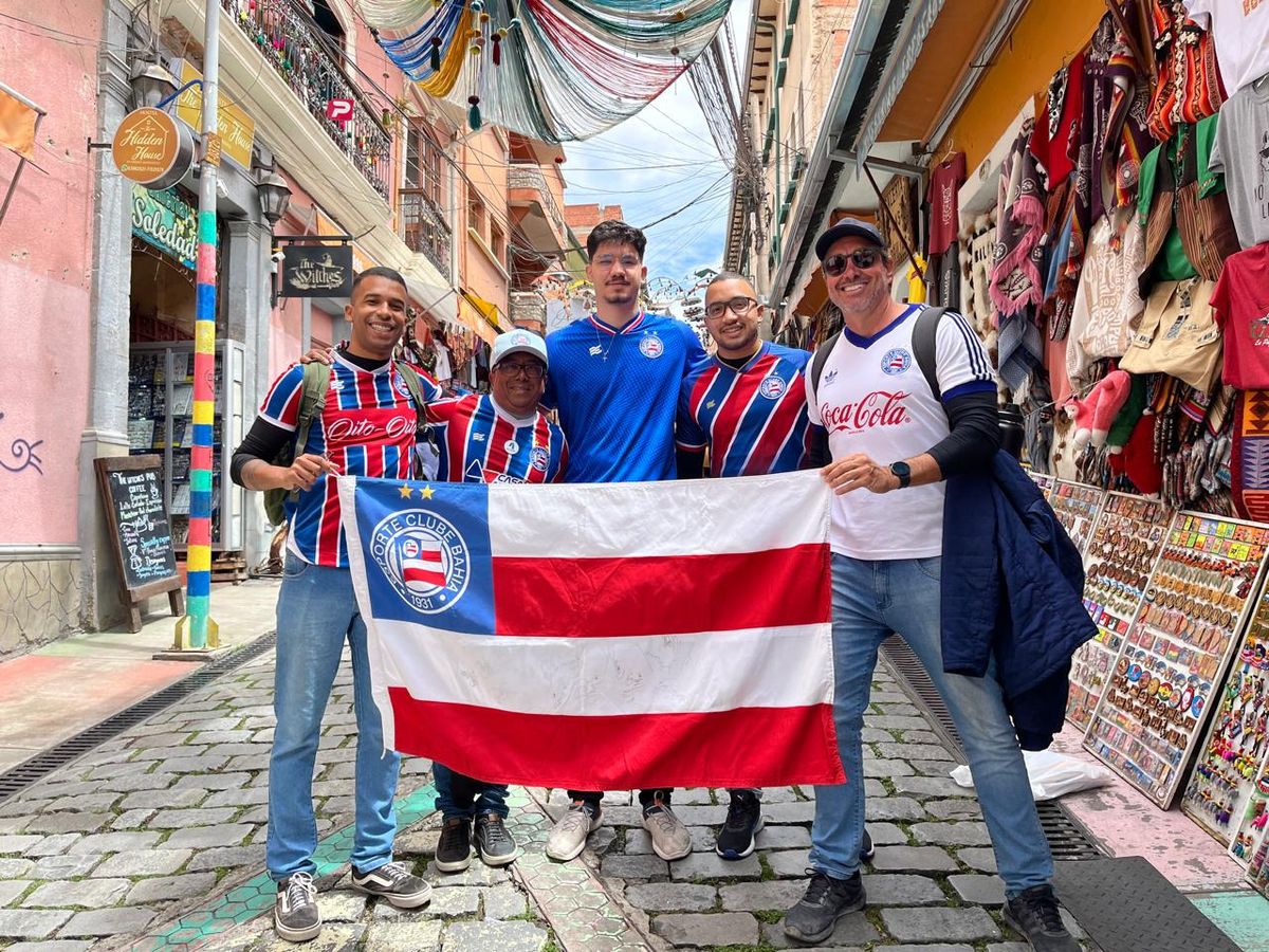 Torcida do Bahia exibe as cores do tricolor no Mercado de Brujas, em La Paz