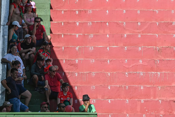 Torcida do Velo foge do calor com sombra no Benitão 