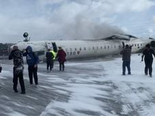 Imagem - Vídeo mostra momento em que avião capota durante pouso e deixa feridos no Canadá