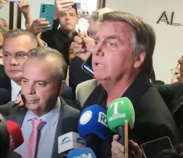 Bolsonaro ao sair de um almoço com líderes da oposição