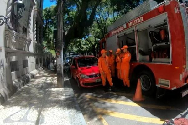 Bombeiros no local