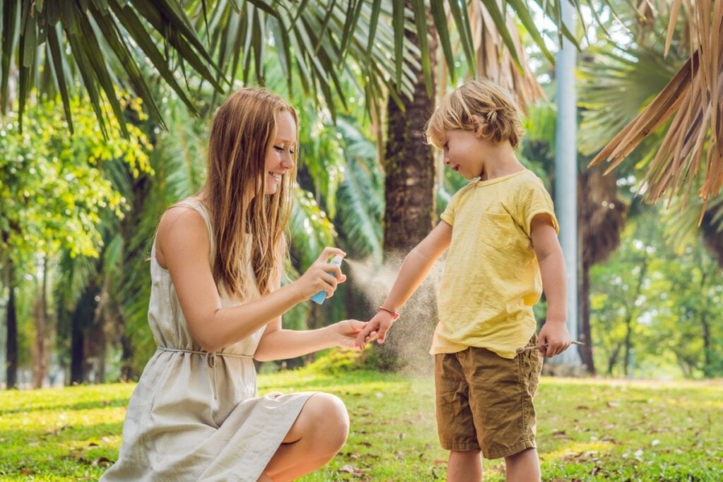 É importante observar se a criança apresenta sintomas de alergia ao repelente (Imagem: Elizaveta Galitckaia | Shutterstock)