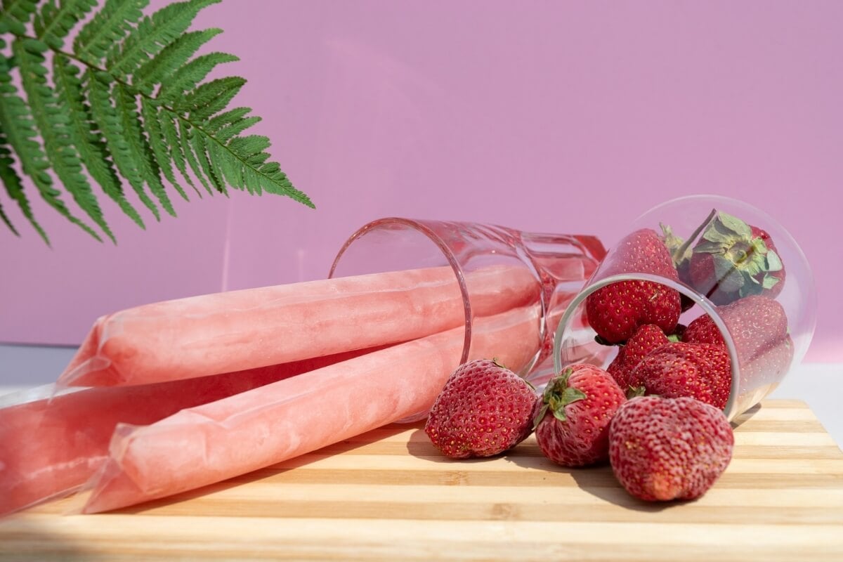 Geladinho de morango com leite de coco (Imagem: SashkaB | Shutterstock) 