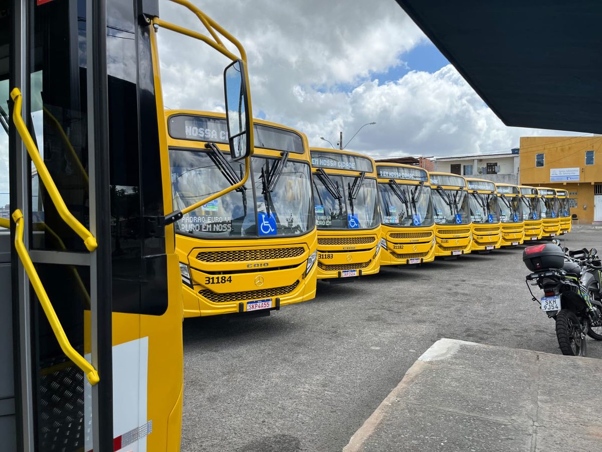 Novos ônibus foram entregues em Vista Ale