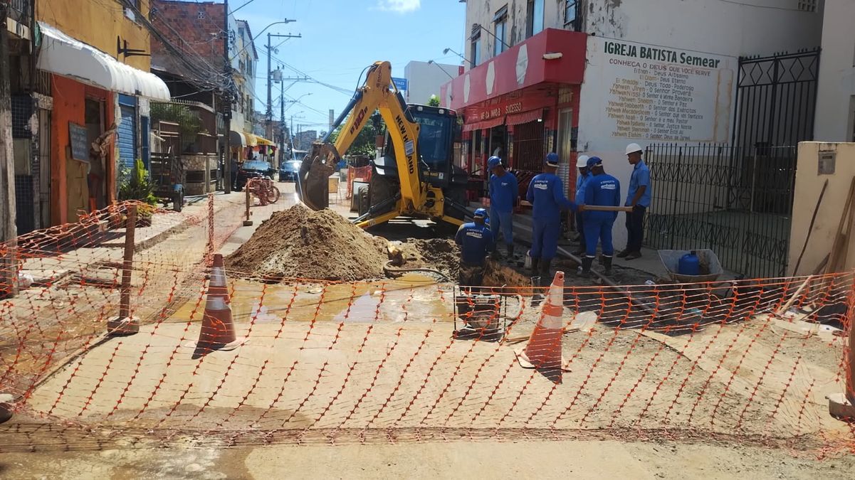 Obra interdita rua na Boca do Rio