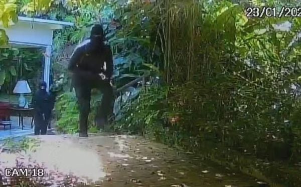 Bandidos invadiram casa por uma área de mata