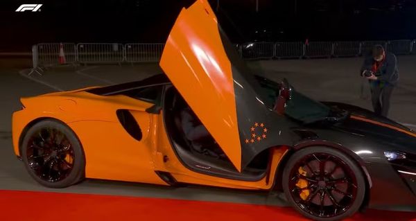 Carro da McLaren em chegada a evento da F1