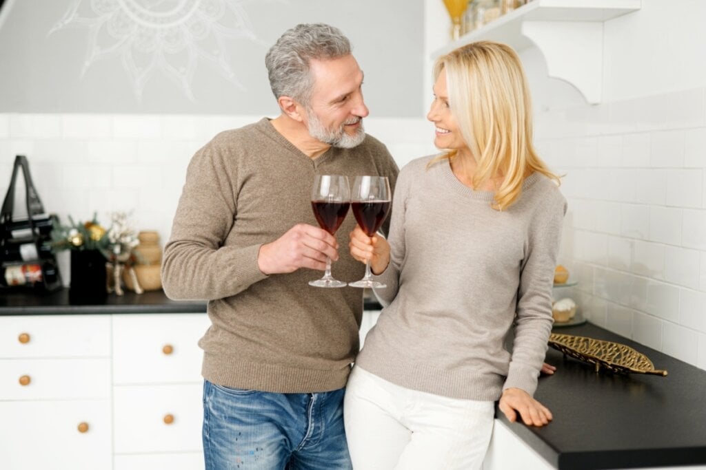 O consumo moderado de vinho pode melhorar a qualidade de vida (Imagem: Face Stock | Shutterstock) 