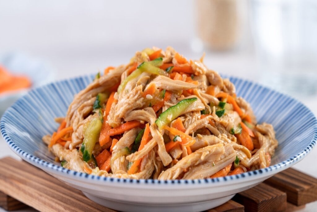 Salada fria de frango desfiado com cenoura e pepino (Imagem: YamisHandmade | Shutterstock)