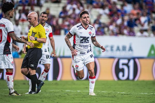 Gustavo Mosquito fez o primeiro gol do Vitória contra o Fortaleza