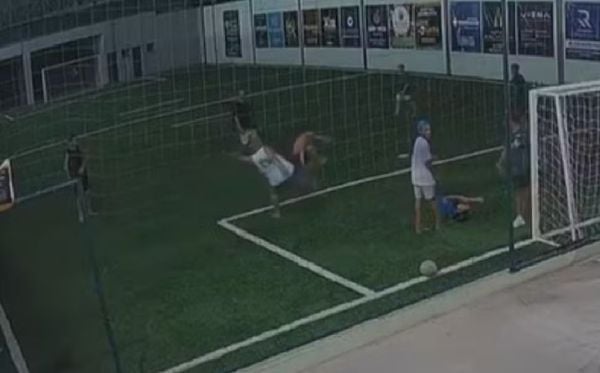 Homem entrou em campo de futebol e agrediu criança