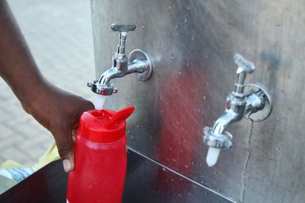 Pontos de hidratação gratuitos ajudam no combate ao calor