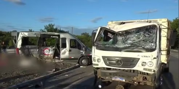 Sete pessoas morreram em batida de caminhão e van