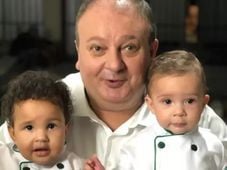 Imagem - Érick Jacquin se derrete mostrando filhos gêmeos na escola e choca web com rápido crescimento