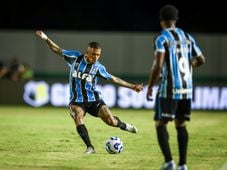 Imagem - Após sair do Vitória, Lucas Esteves é criticado por torcedores do Grêmio em estreia