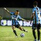 Imagem - Após sair do Vitória, Lucas Esteves é criticado por torcedores do Grêmio em estreia